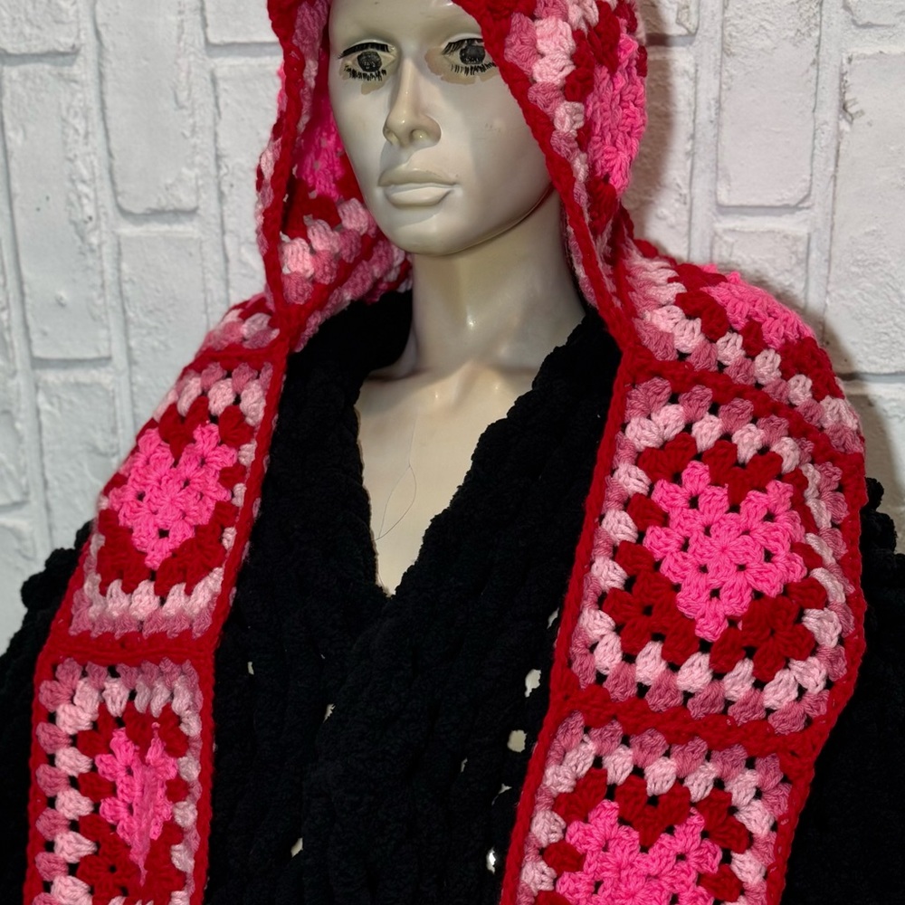 Crochet heart hooded scarf - Picture 4 of 5